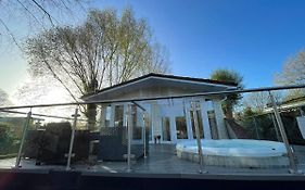 Peaceful Lakeside Lodge Lf With Hot Tub, Private Fishing Peg Situated Tattershall Lakes